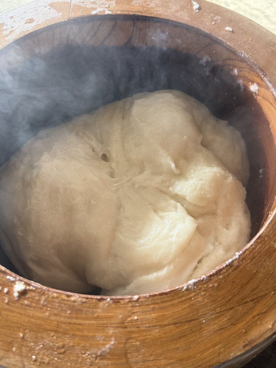 毎年恒例の餅つき。
一時期はお爺さんと父親で少ない人数でやってましたが、最近は親戚が多く集まり、一大イベント！
なかなかできないとても貴重な体験だからこそ、親戚一同大切にしているイベントです。
AIが当たり前になりつつある時代だからこそ、こういった体験は価値がある。