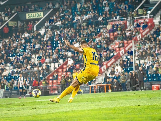 El central Nahuel Tecilla (30) 🇦🇷 es uno de los nombres que se manejan en tienda tricolor 🇨🇵 para reforzar la zaga carlista. Este año defendió los colores de Comerciantes Unidos, donde disputó 26 partidos. ✍️🏽

#Mannucci #ComerciantesUnidos #Liga1 #Liga2 #Trujillo #FutbolPeruano