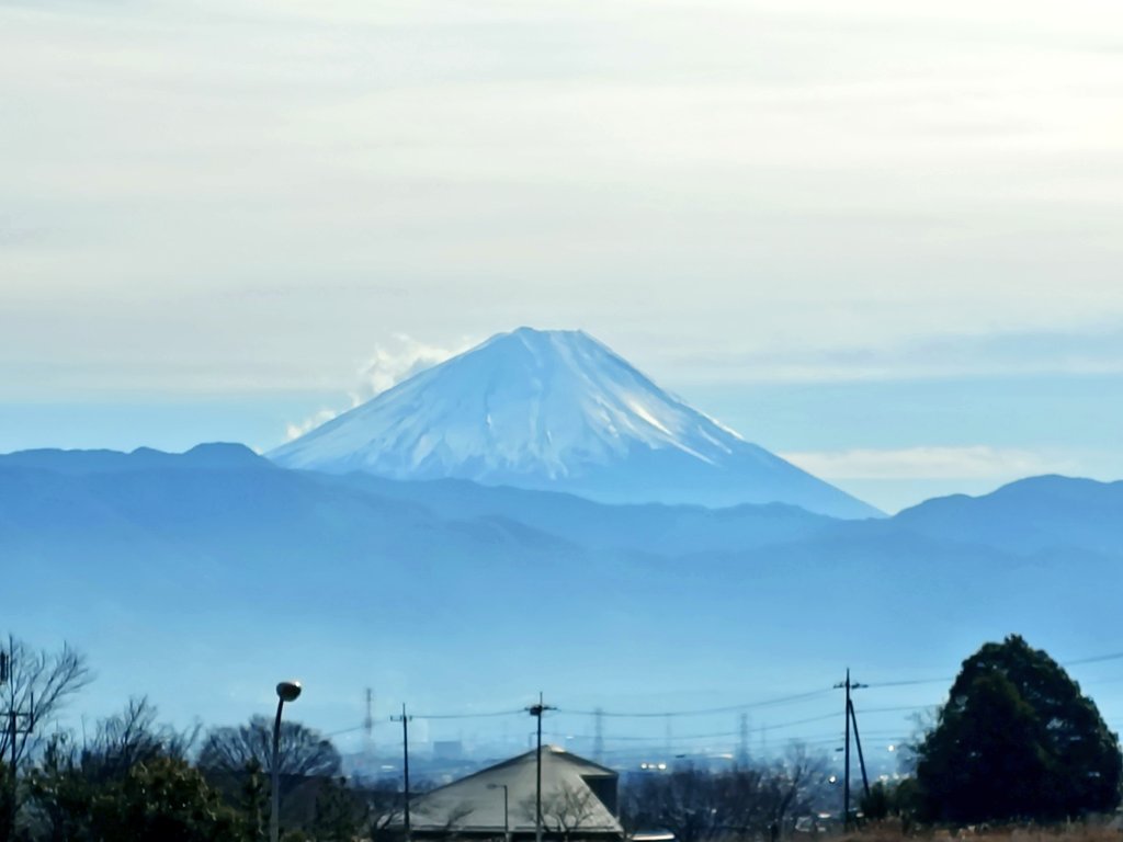 サービスエリアからしっかり見えて最高
強風で積もった雪が舞ってそうな感じある