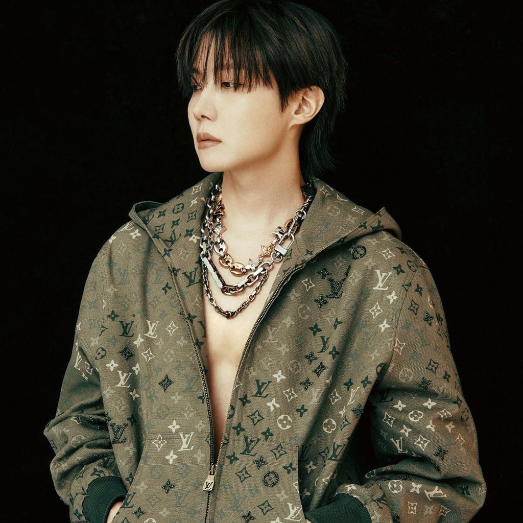btschartsxdaily's tweet photo. #JHOPE's “New Year” Message to ARMY - Gold Membership! 

“ARMYs, the new year 2026 has arrived. It's finally the year we get to be together!! I'm so excited!! What I've been thinking about is finally becoming reality!! Really!! Be happy and have fun!! Let's be together💜💜💜 Let's go!! ARMY!! BTS!!”