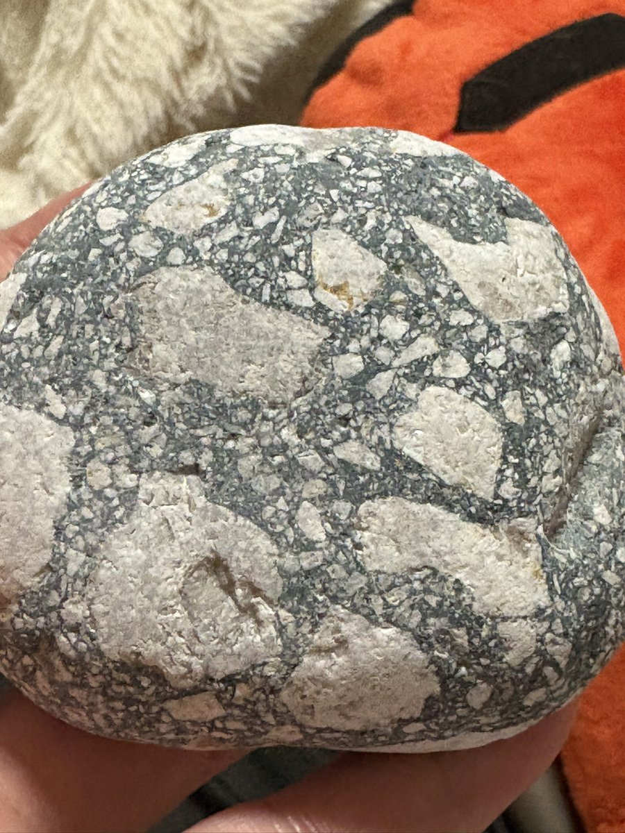 i ♡you糸魚川ヒスイ🔰 土曜日に見た事ない石さん発見しました。 この