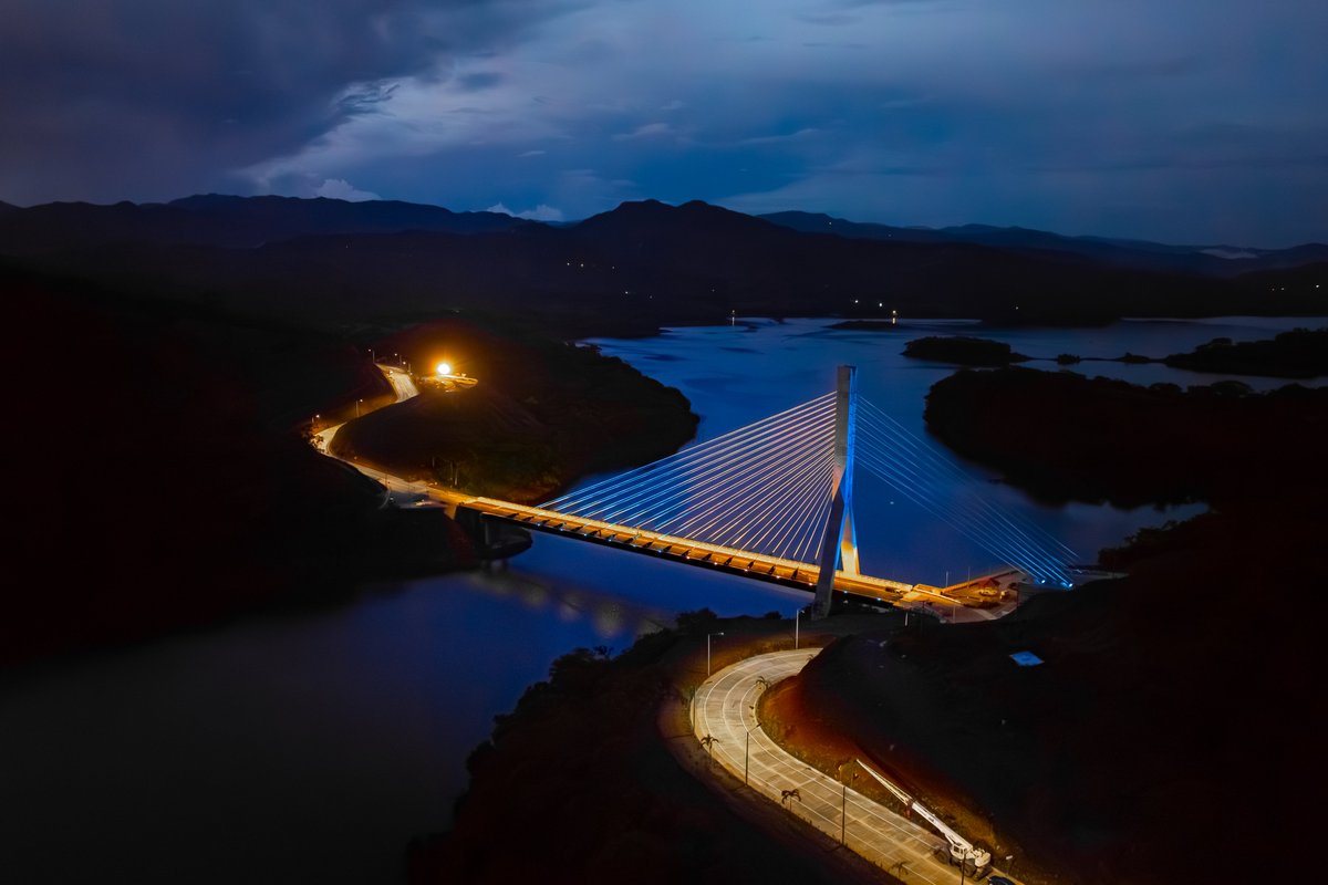 Hemos impulsado obras históricas en la zona oriental:

✅<a href="/surfcity/">Surf City</a> 2, con 13 km de carretera que conectan 11 playas, miradores, ciclovías y puentes
✅Inversión histórica de $1,400 millones para el desarrollo territorial
✅Puentes San Antonio y Carolina, beneficiando a más de