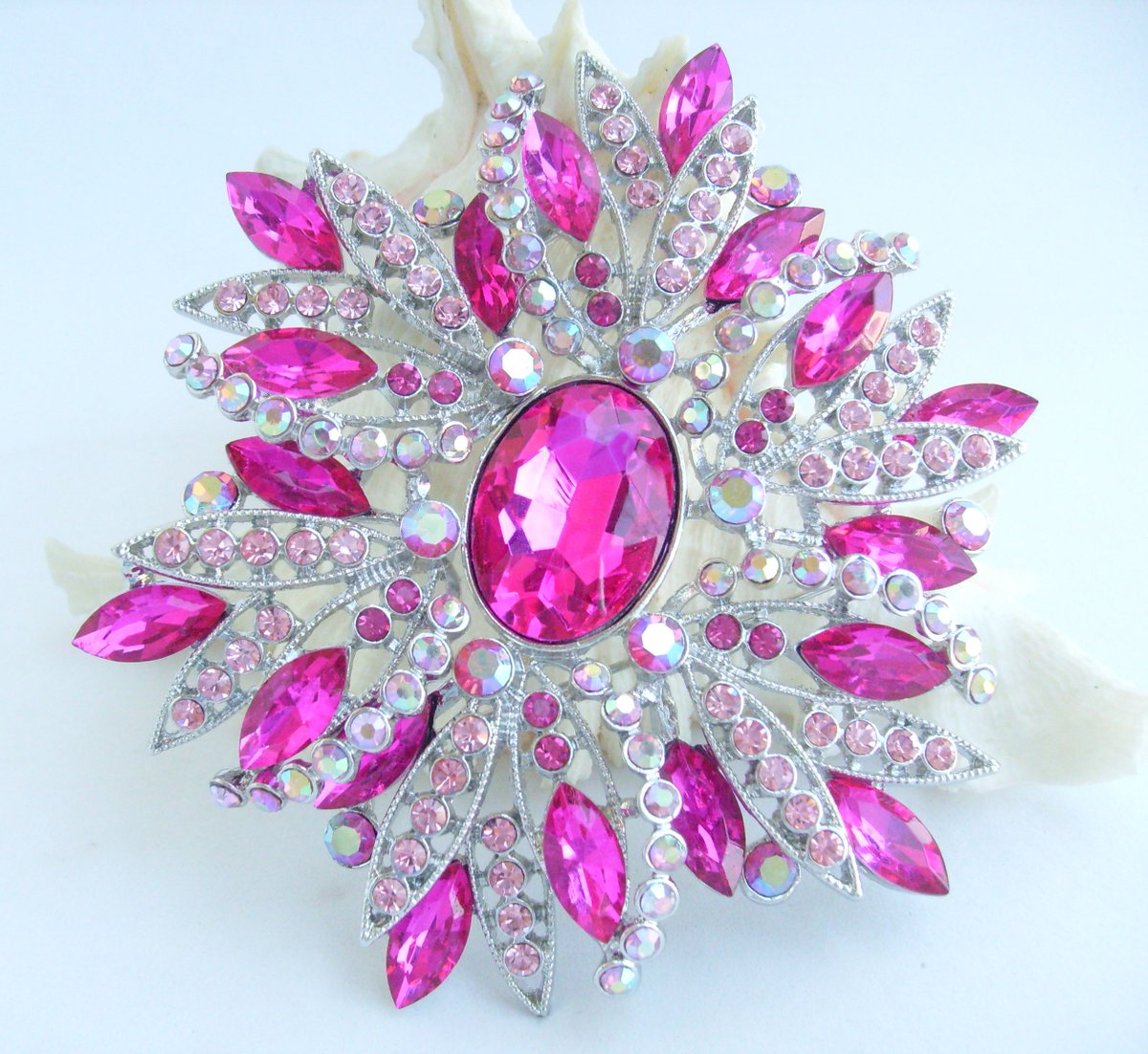 Introducing our teardrop flower Brooch! Featuring exquisite crystals. Perfect for your jackets, bags, outfits, winter coat (weight approx.85g). Thanks to the hook of the back that also can be use as a pendant. etsy.com/listing/430905… #FlowerBrooch #TeardropBrooch #CostumeJewelry