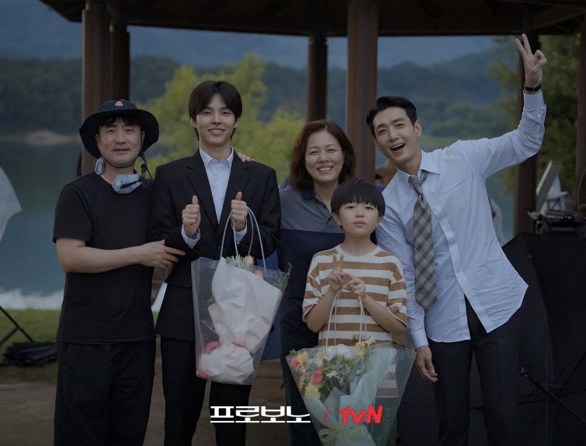 isngwni's tweet image. OMG PARK YOONHO WITH JUNG KYUNGHO 🥺 

the child, teen, and adult versions of Kang Dawit together with his mom, Kim Jungyoung 😭💗

#프로보노 #PROBONO #박윤호