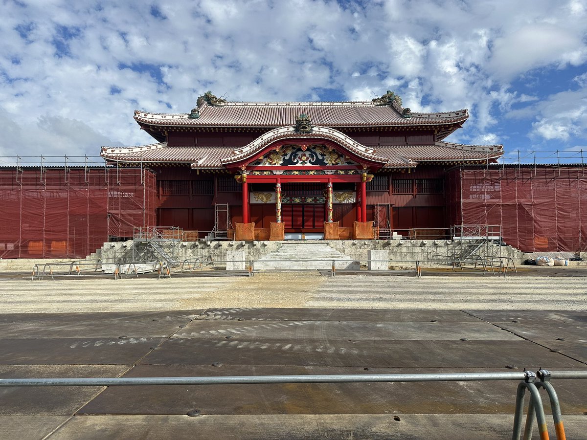 【今日の沖縄】

首里城、ここまで復元されてました！

1月4日まで通常は立ち入ることのできない工事エリアの一部が特別公開されて正殿の姿を間近に見られます。