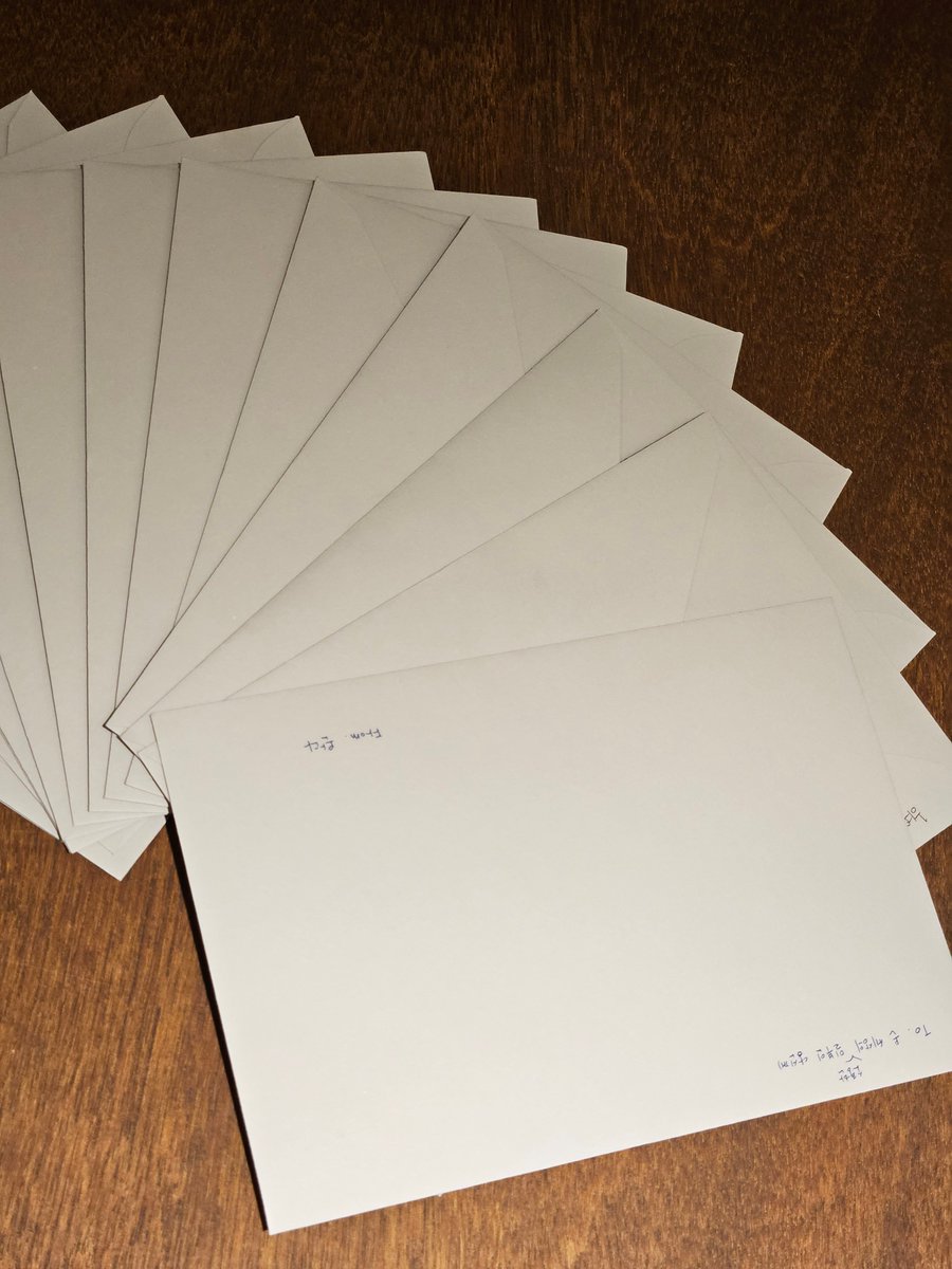 새해가 가기 전에 슬쩍 올려보는 23일 밝은세상 밤샘독서클럽 이야기🤫 (+새해)

지난 23일 밤, 책상숲에서는 밝은세상이 주최한 밤샘 독서 모임이 열렸는데요!

선물과 따뜻한 편지, 그리고 소소한 오픈채팅방 사담이 함께한 시간이 즐거우셨을까요? 즐거운 크리스마스가 지나고 이제 곧 새해입니다!