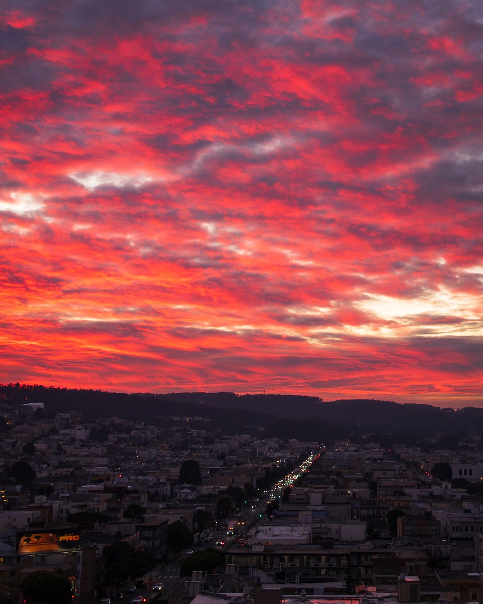StuInSF's tweet photo. Goodness gracious, what a sunset in San Francisco tonight! It was long enough to have an orange phase and a red phase! Amazing. https://t.co/mjflnBClov
