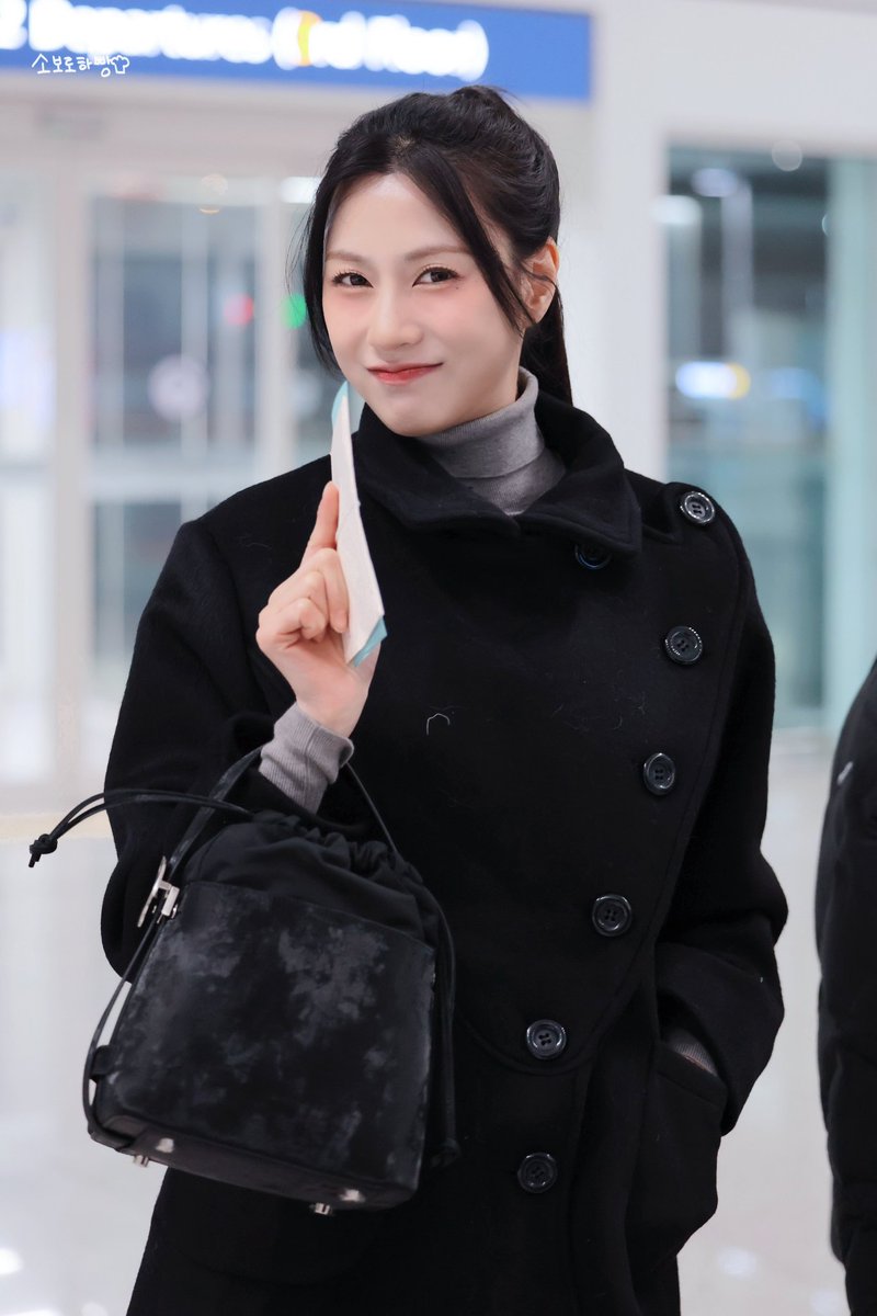 Hayongek's tweet image. Pagi all, Kalian malem tahun baruan dimana? Aku mau nyamper ayang ke cina ☺️ (aslinya konser ma apinkeu)