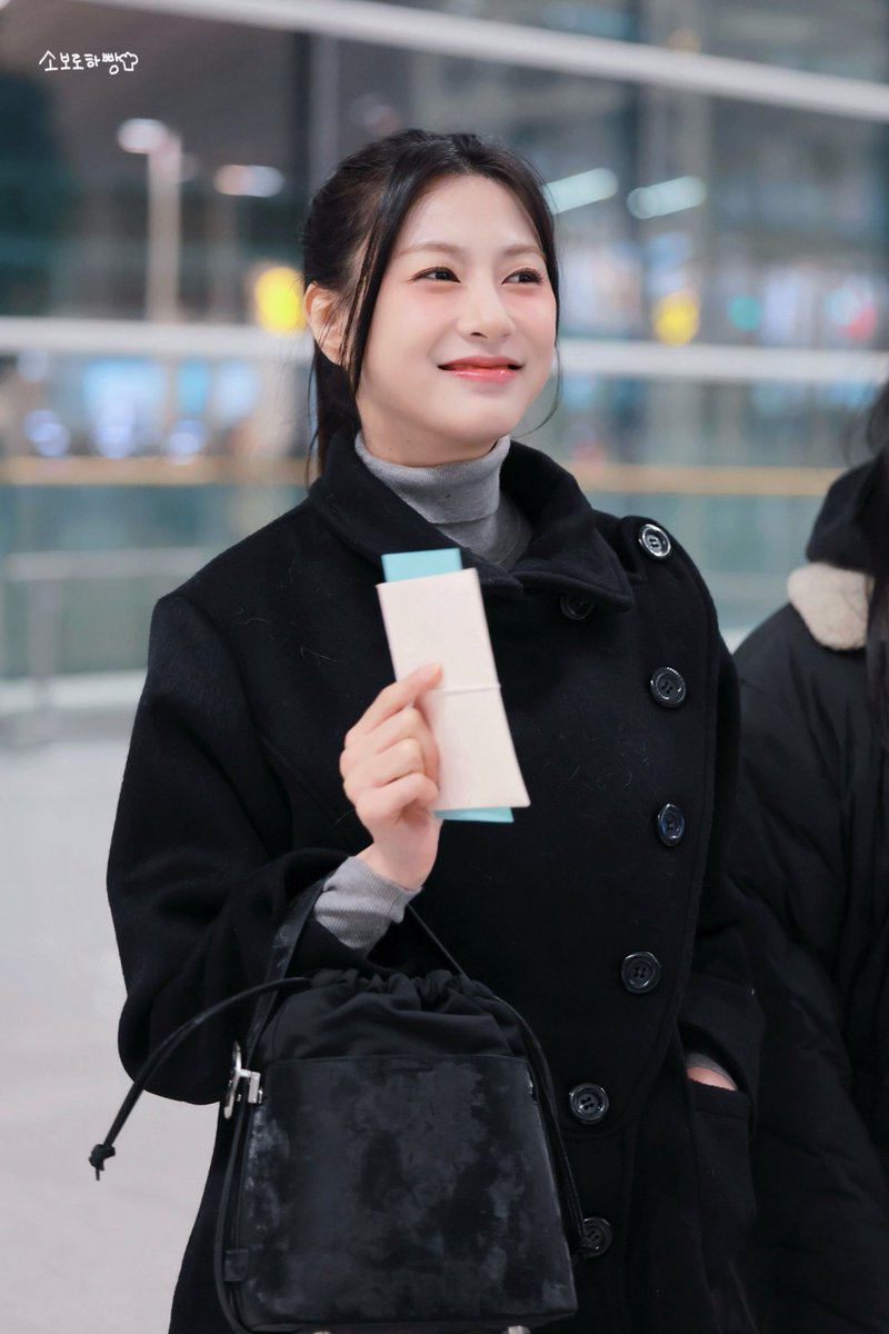 Hayongek's tweet image. Pagi all, Kalian malem tahun baruan dimana? Aku mau nyamper ayang ke cina ☺️ (aslinya konser ma apinkeu)