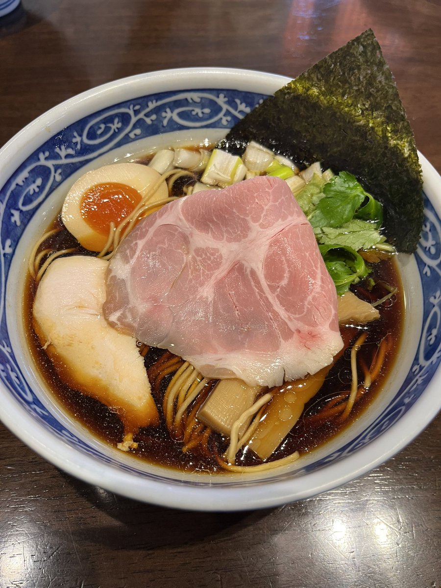 SDOL777's tweet photo. 今日は #坂戸 で #ラーメン
#寿製麺よしかわ 坂戸店さんで
#煮干しそば黒醤油
煮干しと黒醤油が調和したスープは今日も美味。程良い歯応えの中細麺とも良く合います。ほんのりミツバも良いアクセント。ご馳走様でした😋 https://t.co/ufxdWxBUDn