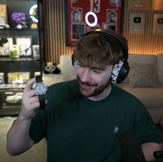 Mo0nyar3tz's tweet photo. Dream got him a new watch for Christmas oh my god https://t.co/8cc4MBaYBJ