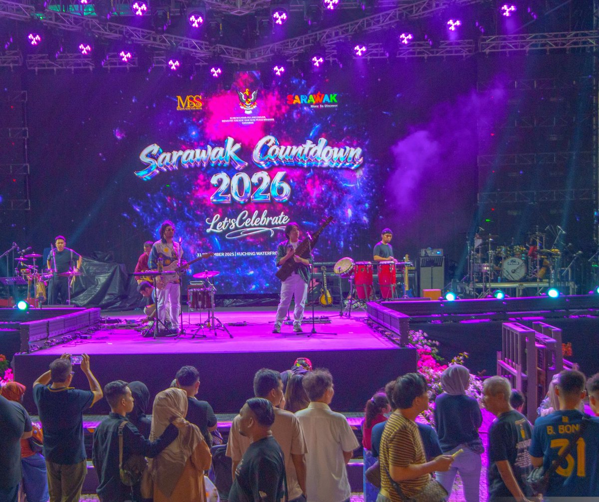 ybkarimhamzah's tweet photo. The centre stage is set for #NewYear2026 countdown at #Kuching Waterfront. Despite incessant rain, we're expecting thousands will join us to watch list of local entertainers, dance acts. Popular singers Dyg Nurfaizah #Judika & #KRU are also performing their top hits, ballads too https://t.co/BwOGev1Sic