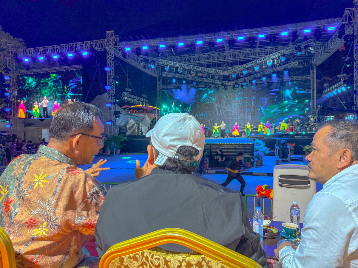 ybkarimhamzah's tweet photo. The centre stage is set for #NewYear2026 countdown at #Kuching Waterfront. Despite incessant rain, we're expecting thousands will join us to watch list of local entertainers, dance acts. Popular singers Dyg Nurfaizah #Judika & #KRU are also performing their top hits, ballads too https://t.co/BwOGev1Sic