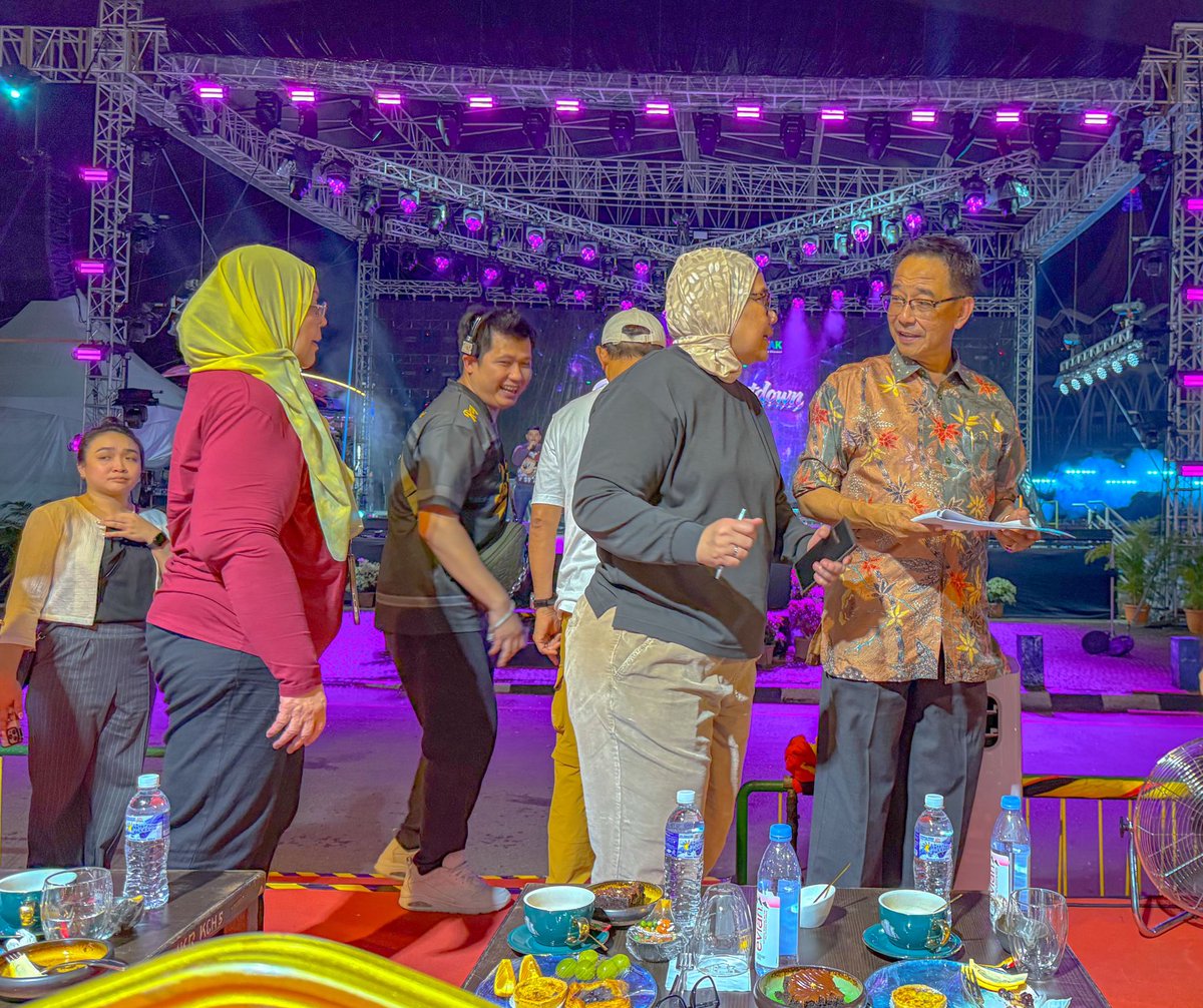 ybkarimhamzah's tweet photo. The centre stage is set for #NewYear2026 countdown at #Kuching Waterfront. Despite incessant rain, we're expecting thousands will join us to watch list of local entertainers, dance acts. Popular singers Dyg Nurfaizah #Judika & #KRU are also performing their top hits, ballads too https://t.co/BwOGev1Sic