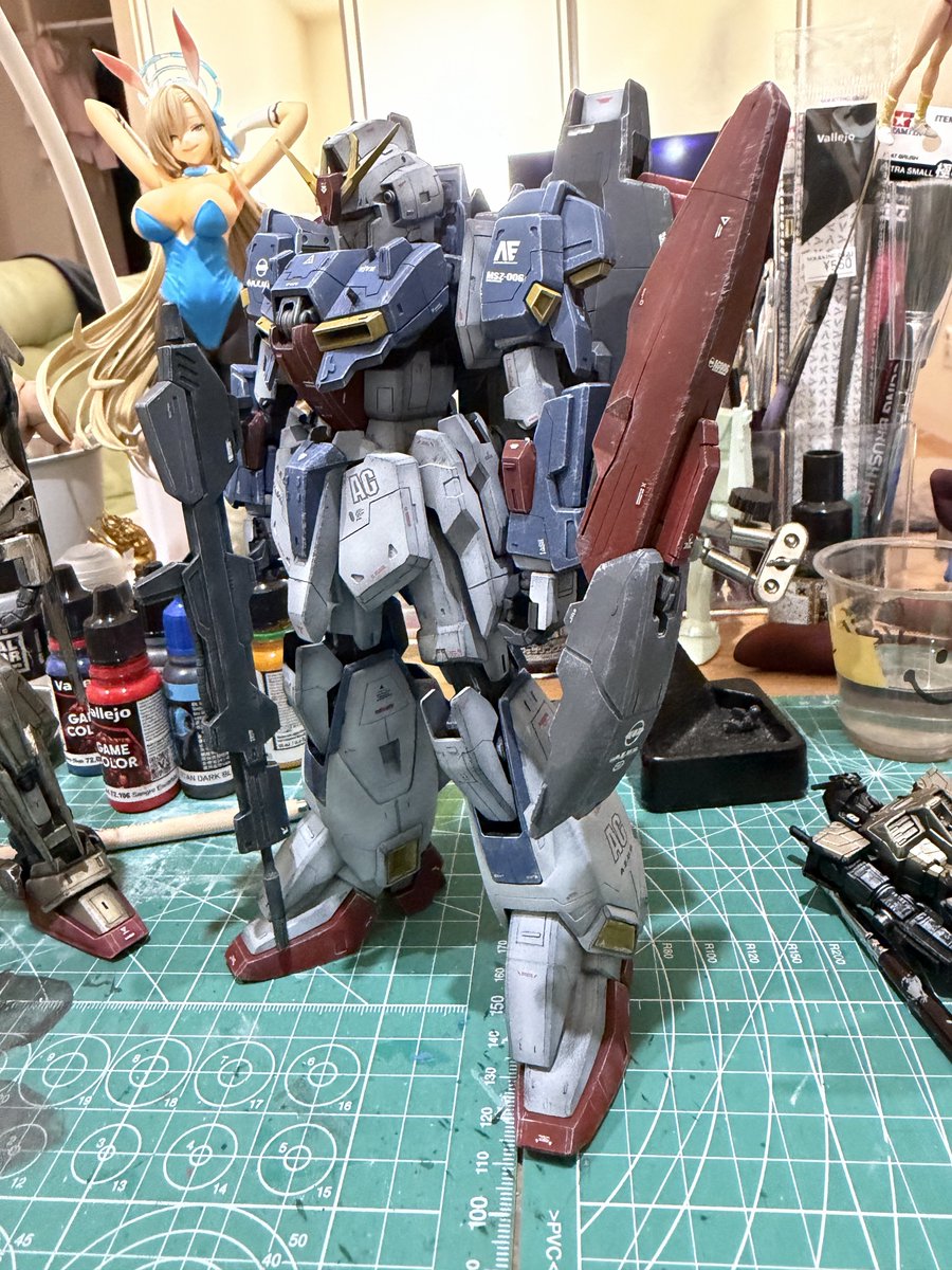suf_10_15's tweet photo. MG Zガンダム
外装:dead white,ultramarine blue,scarlet blood,gold yellow,uk ext sea grey
フレーム:titan dark blue
サフ:黒
製作期間　2025 10/18-11/8 https://t.co/c8BwrlHmxH