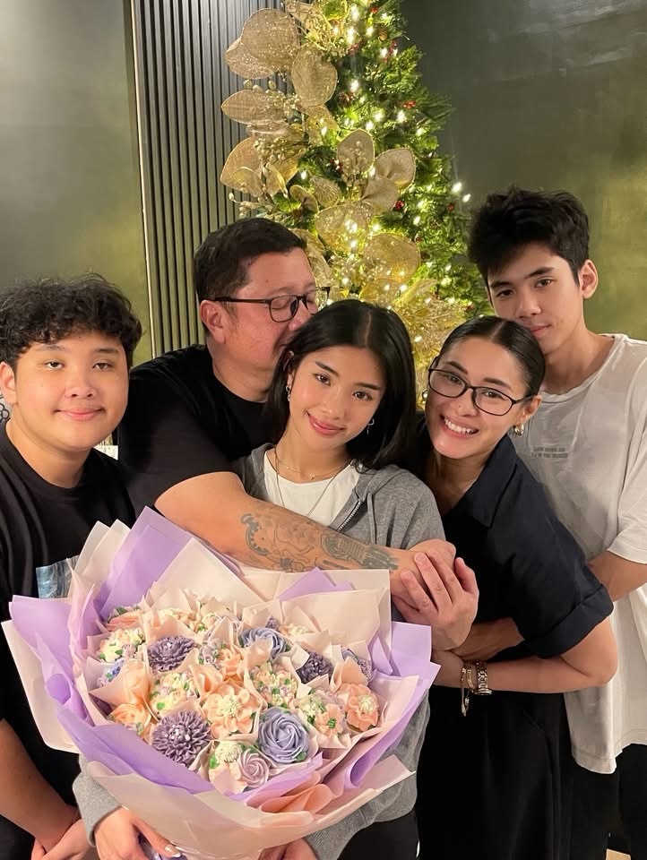 PhilippineStar's tweet image. HAPPY SOPHIA DAY! 💜💐

Godfrey Laforteza, father of KATSEYE’s Sophia Laforteza, shared heartwarming snaps from his daughter’s 23rd birthday celebration in the Philippines on Wednesday. 

“Happy 23rd birthday to my sweet Princess. We love you so much,” he wrote.

Sophia is