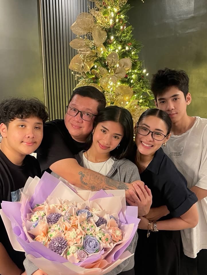 PhilippineStar's tweet image. HAPPY SOPHIA DAY! 💜💐

Godfrey Laforteza, father of KATSEYE’s Sophia Laforteza, shared heartwarming snaps from his daughter’s 23rd birthday celebration in the Philippines on Wednesday. 

“Happy 23rd birthday to my sweet Princess. We love you so much,” he wrote.

Sophia is