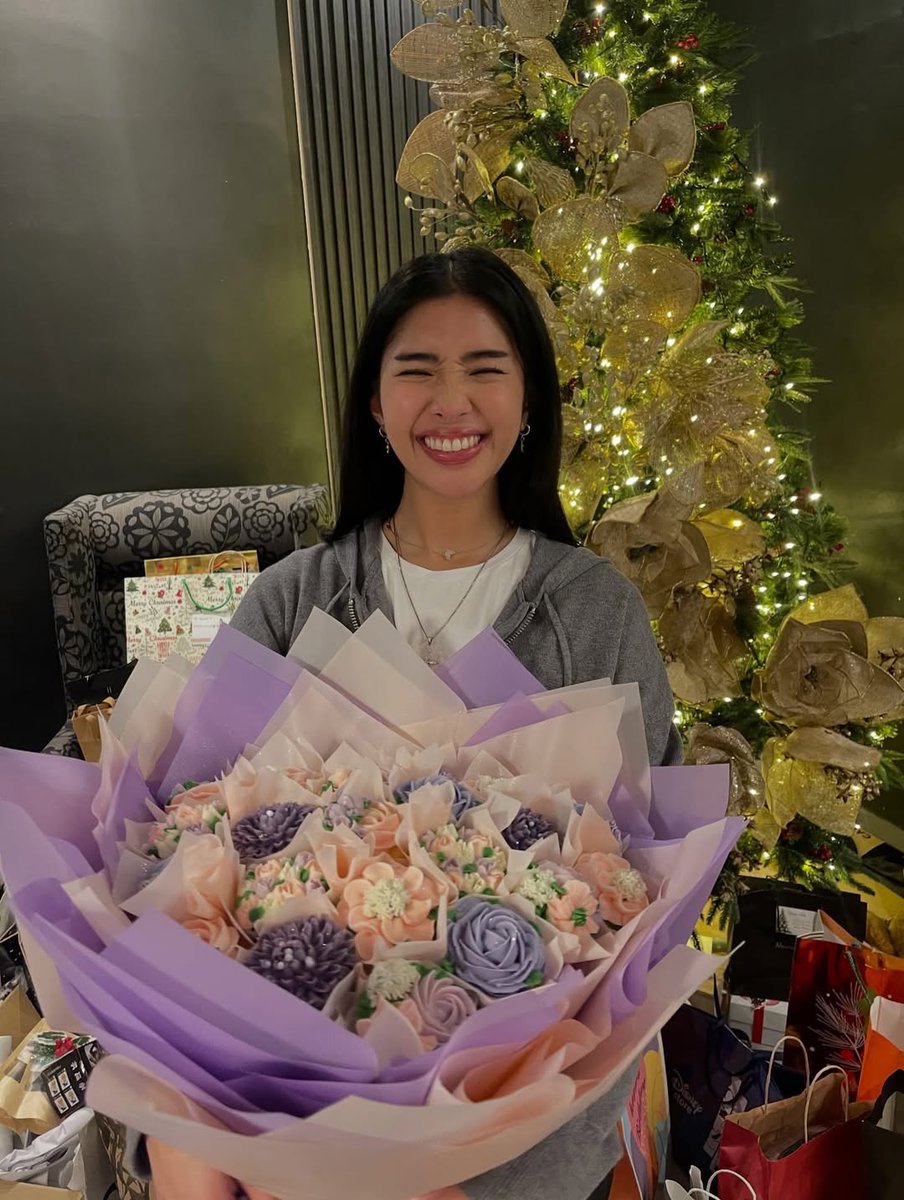 PhilippineStar's tweet image. HAPPY SOPHIA DAY! 💜💐

Godfrey Laforteza, father of KATSEYE’s Sophia Laforteza, shared heartwarming snaps from his daughter’s 23rd birthday celebration in the Philippines on Wednesday. 

“Happy 23rd birthday to my sweet Princess. We love you so much,” he wrote.

Sophia is