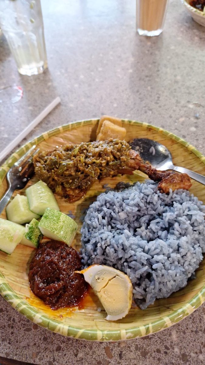 Adeliasteyla's tweet photo. Nasi lemak tersaji cantik, aroma santan menyapa pagi.Semoga sisa hari di tahun ini berjalan selembut rasanya dan setenang pagi ini 🤎 https://t.co/MtrYDBKV3j