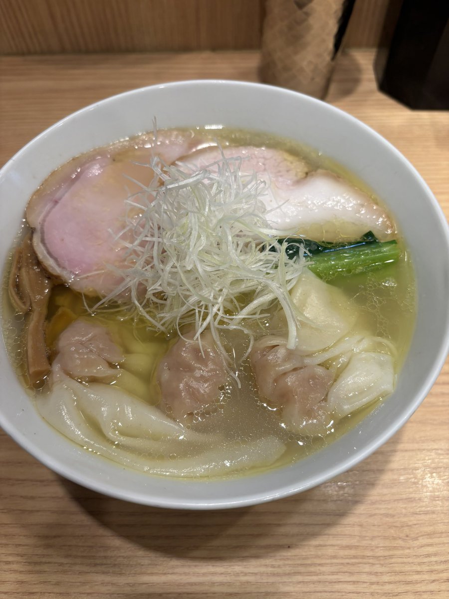 今年､最後のラーメンは大好きな中村麺三郎商店さん😀
海老ワンタン塩ラーメン🍜
最高すぎた🥰
いつも有難う御座います🙇🏻‍♀️🙏
お腹いっぱい胸いっぱい☺️
あ〜幸せ🩷ご馳走様でした😋

今年も美味しいラーメン有難うございました😄また来年も楽しみにしております😊

皆さまもよいお年をお迎えください🎍
