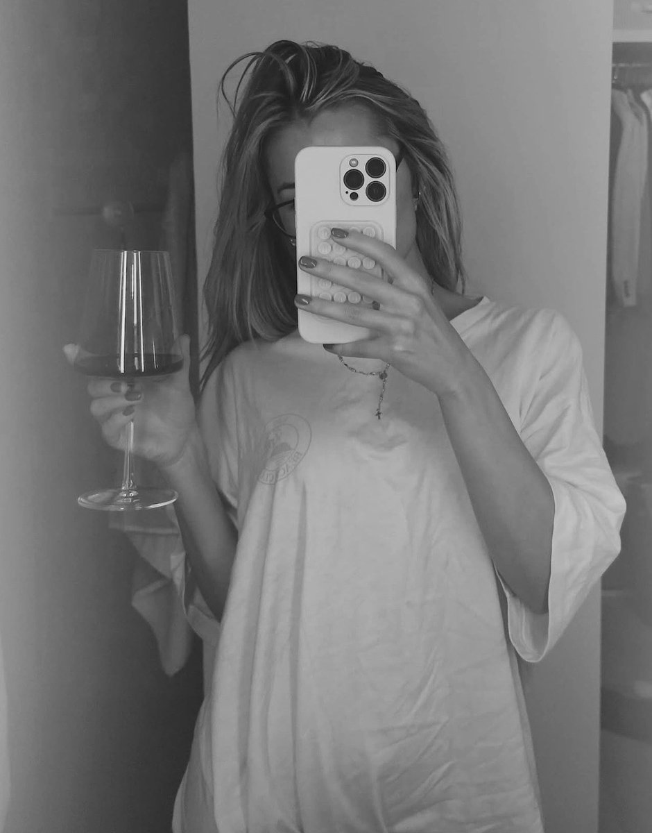 HighVcltagee's tweet image. Natural habitat Jean 🍷