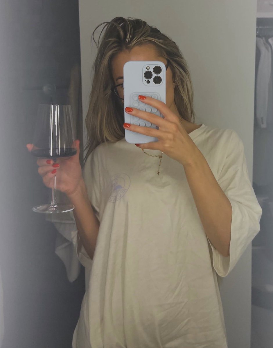 HighVcltagee's tweet image. Natural habitat Jean 🍷