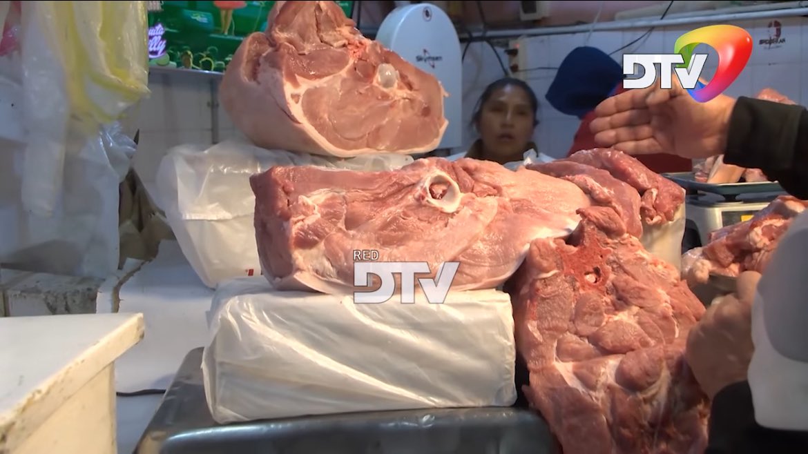 reddtvoficial's tweet image. Precio de la carne de cerdo sube entre Bs 2 y 3; los vendedores atribuyen situación al aumento del precio del diésel

Los precios de la carne de #cerdo registraron un incremento en el mercado de #Yungas. La pierna se comercializa entre Bs 40 y Bs 42, mientras que la costilla