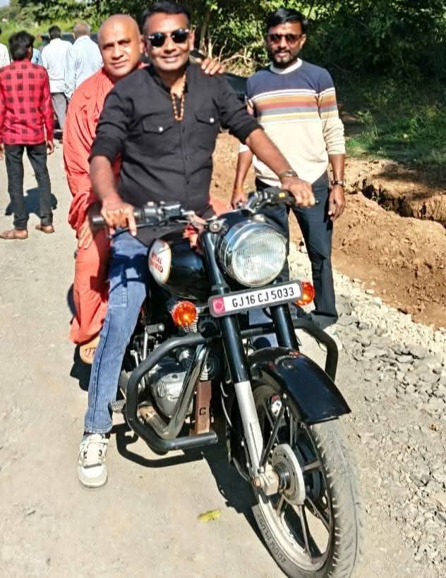 MilendrasinhRa3's tweet photo. ધારાસભ્ય હોય તો આવા! જે પ્રોટોકોલ છોડીને પ્રજાની વચ્ચે જાય. 🛣️
જંબુસરના લોકલાડીલા ધારાસભ્ય શ્રી ડી.કે. સ્વામીજીએ બાઇક પર બેસી રસ્તાઓના કામનું નિરીક્ષણ કર્યું.  @CMOGuj @BJP4Gujarat @InfoBharuchgog @DDOBHARUCH1 @PMOIndia @InfoGujarat @MlaGujarat1 @CollectorBharch https://t.co/MxmFNBwgDh