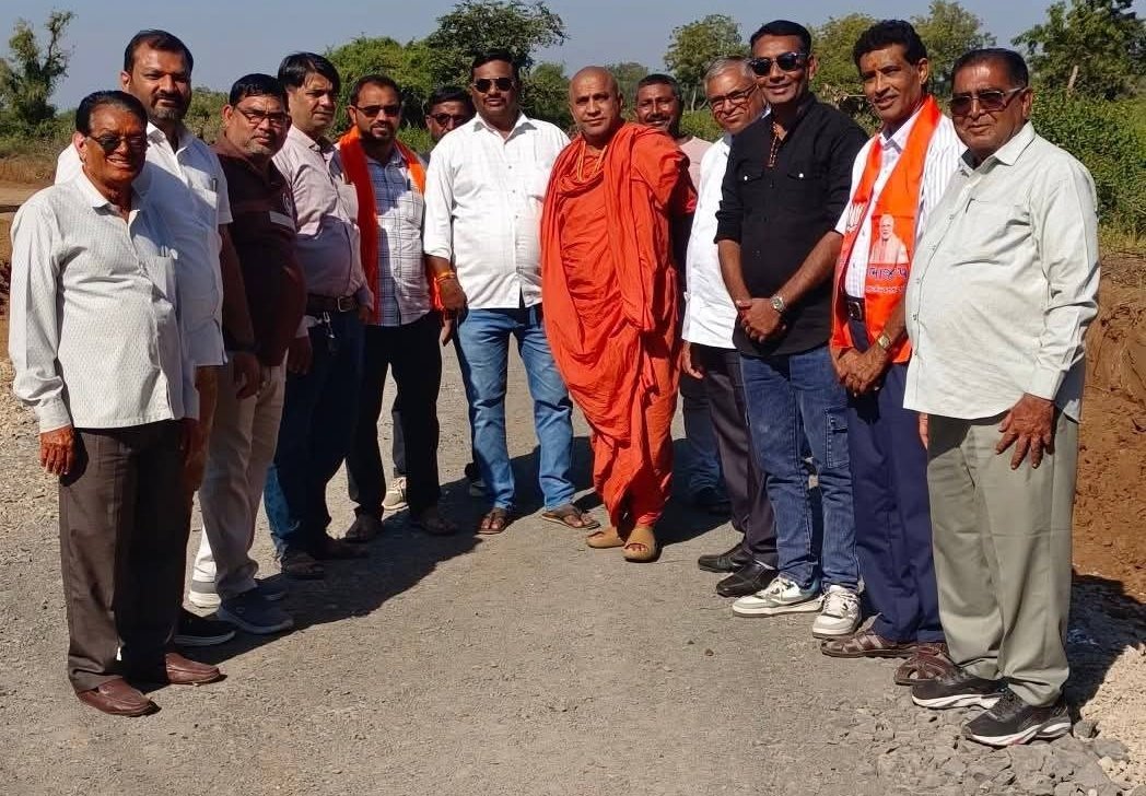 MilendrasinhRa3's tweet photo. ધારાસભ્ય હોય તો આવા! જે પ્રોટોકોલ છોડીને પ્રજાની વચ્ચે જાય. 🛣️
જંબુસરના લોકલાડીલા ધારાસભ્ય શ્રી ડી.કે. સ્વામીજીએ બાઇક પર બેસી રસ્તાઓના કામનું નિરીક્ષણ કર્યું.  @CMOGuj @BJP4Gujarat @InfoBharuchgog @DDOBHARUCH1 @PMOIndia @InfoGujarat @MlaGujarat1 @CollectorBharch https://t.co/MxmFNBwgDh