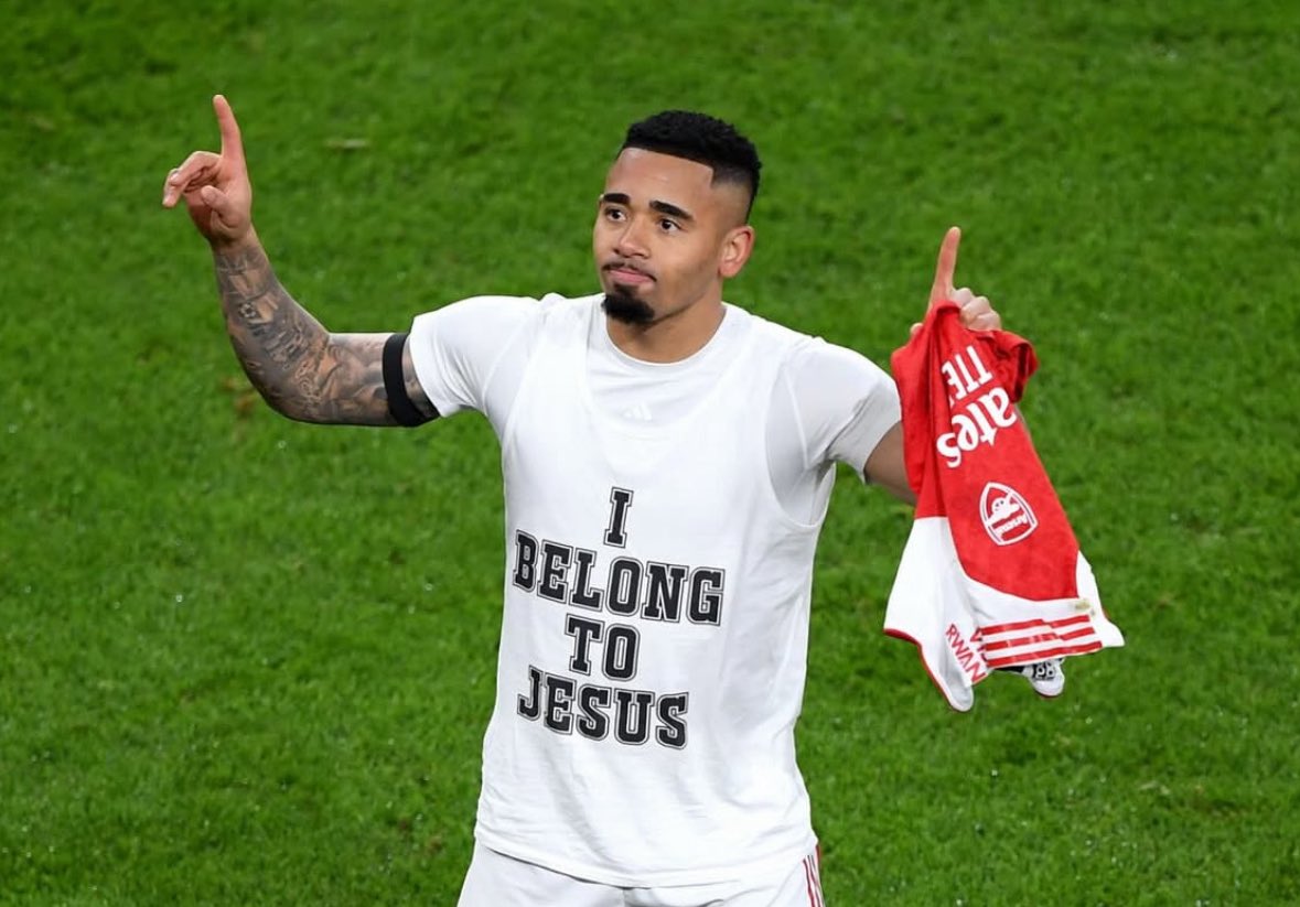 FabrizioRomano's tweet image. ❤️ Gabriel Jesus on his celebration: “It’s very clear where I’m wearing this t-shirt. Jesus saved my life from the beginning, when I was born, I didn’t know it yet. Through the tough moments in my life, I realised we are nothing without Jesus, so I want to glorify his name”.