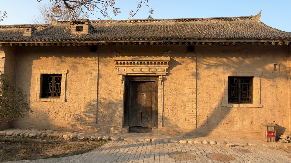 一晃，一年。

2025年就要画上句号，走到尾声。
岁月静好，也不饶人。

不想老，也终究开始朝着“老”奔去了。

老去是一件太容易的事。

好在时间公平得很，它不偏袒任何人。