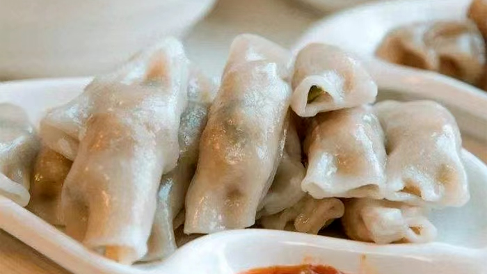 Berber514's tweet photo. 【汕尾美食印记】菜粿
街角菜粿，包裹着汕尾的古早温情。透亮软糯的米皮，以匠心蒸制，内蕴萝卜、虾米、瘦肉的醇香。淋上一勺蒜蓉酱油，咸香清爽，滋味盎然。这不仅是寻常小吃，更是串联起市井日常与乡土情怀的味觉纽带。 https://t.co/HbljD7JyXR