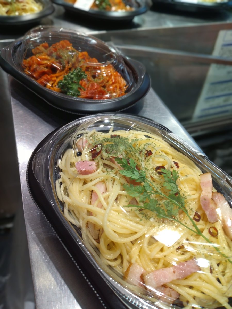 a_ootori's tweet photo. 大みそか百貨店は身動き取れない程の来場者数、老舗ハムブランドは既にお正月休み、供給がない中、パスタで売場を構成、来年の大晦日は私の横に誰が立っているのか？ #男の娘 #男の娘モデル募集 #プロデュース https://t.co/217JSReEIp