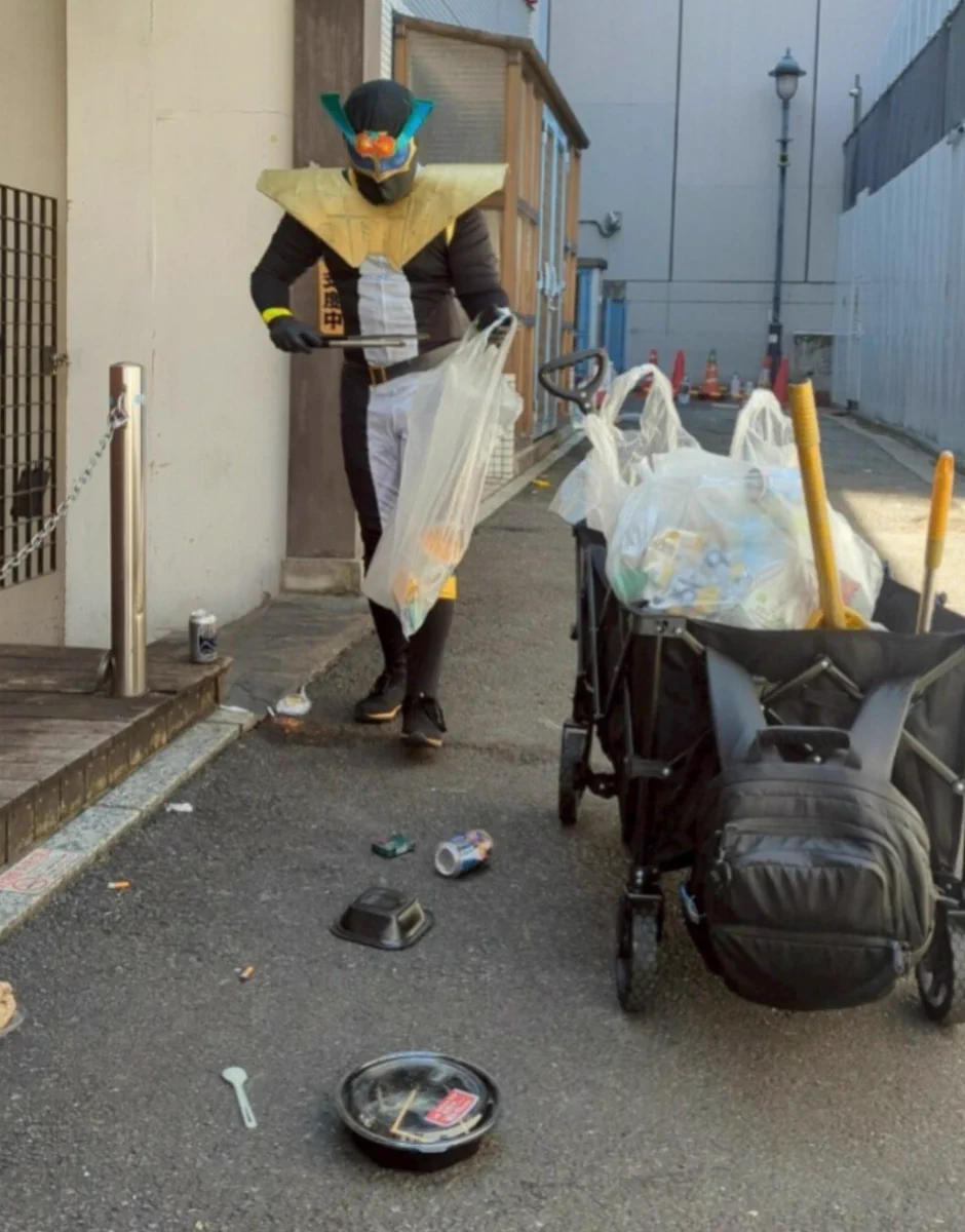 Sumi Ranger Z, seorang wira yang telah mengutip sampah di