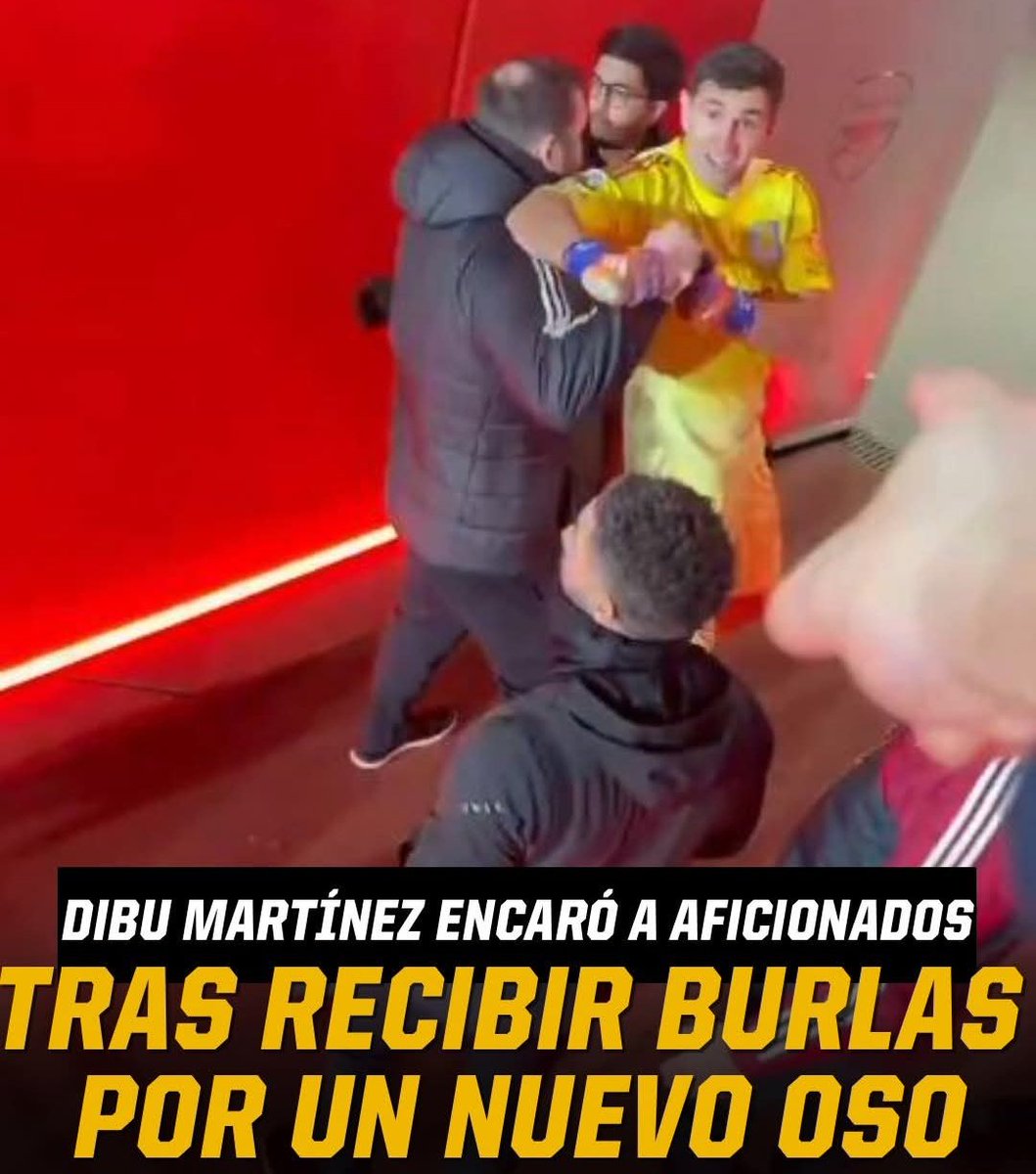 ElGolGarracol's tweet image. ‘AHORA NO BAILAS, ¿VERDAD?😬💃

'Dibu' Martínez encaró e insulto a aficionados del Arsenal, luego de que estos se burlaran del error que cometió el arquero argentino, y que abrió la puerta a la goleada de los Gunners sobre el Aston Villa.