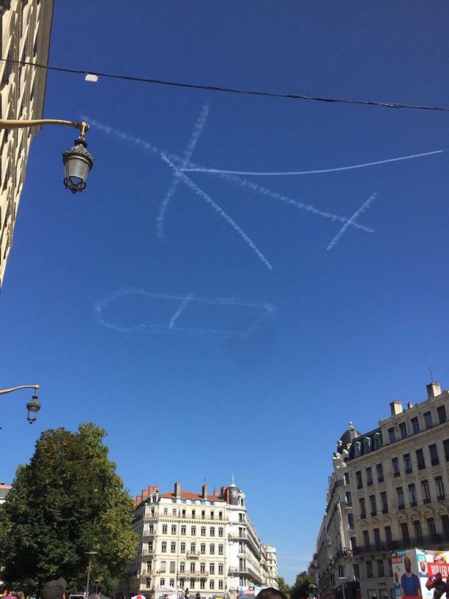 皇太子殿下がフランスのリヨンに訪問中
リヨンの空に現れた日本の文字
出くわした日本人は皆感激してたそう