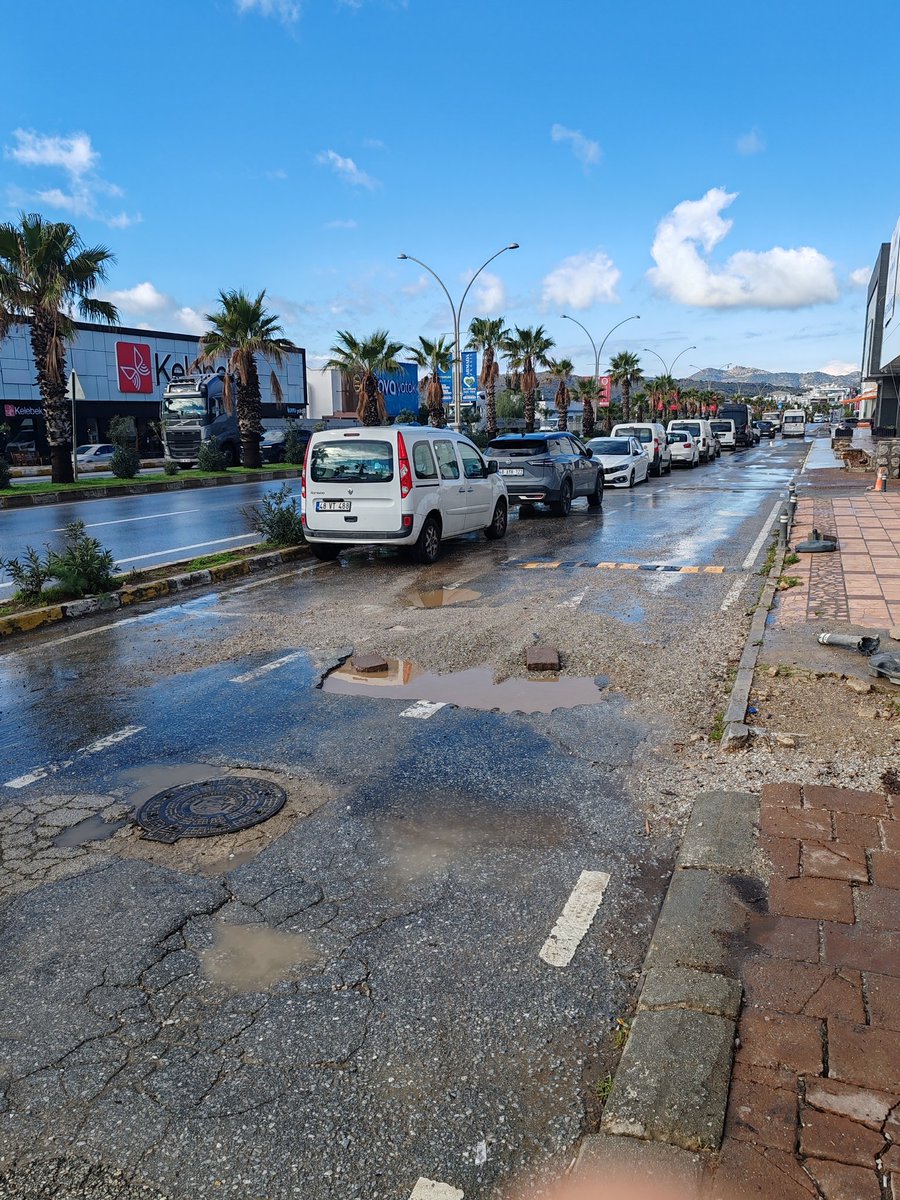 emrarda's tweet photo. Sevgili Bodrum Belediyesi yaklaşık 3 aydır konacık Işık zabıta ışıklarını geçer geçmez yan Yolda kalan muhteşem deliğin fotoğrafını size gönderiyorum umarım yeni yılda bu deliği kapatırız biraz önce arabama ciddi manada zarar verdi bu delik size kolaylıklar diliyorum https://t.co/9tuDw91TXa