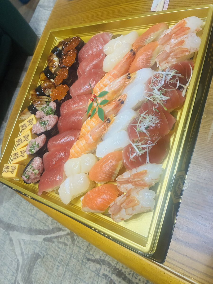 Johnny_Maserin's tweet photo. 今日は大晦日だから家族みんなでお寿司🍣食べる https://t.co/9sTH4m3Wsc