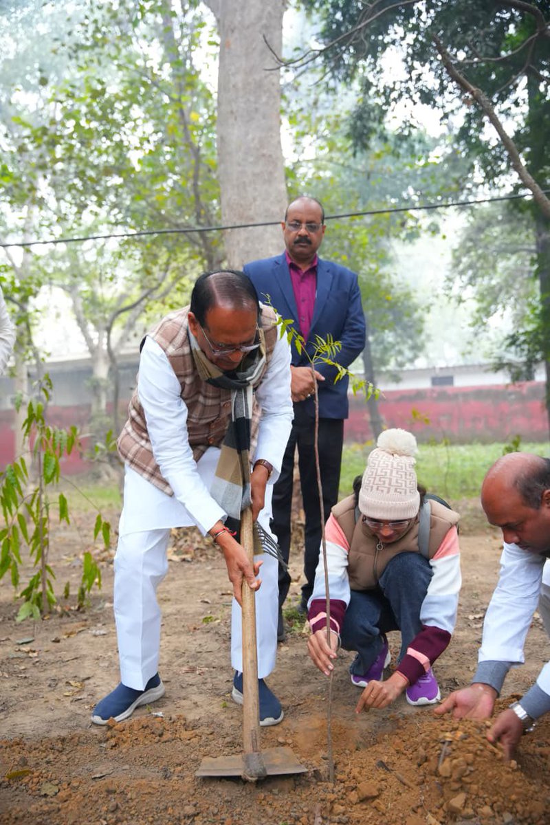 प्रतिदिन पौधरोपण के संकल्प के क्रम में आज नई दिल्ली में पौधा रोपा। 

प्राणवायु के रूप में पेड़-पौधे न केवल जीवन प्रदान करते हैं, अपितु स्वास्थ्य, सुख और आनंद का उपहार भी देते हैं। आइए, जीवनरूपी पौधों को रोपें और धरती व मानव जीवन को समृद्ध करें। 

पौधरोपण की इस मुहिम से जुड़ने के