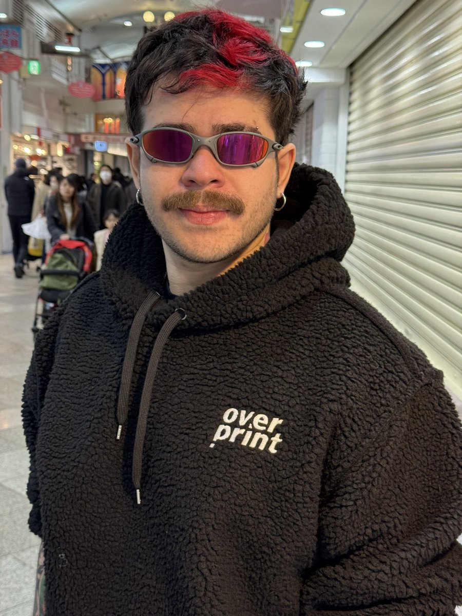 cellbit's tweet image. achei o guaxi no japão