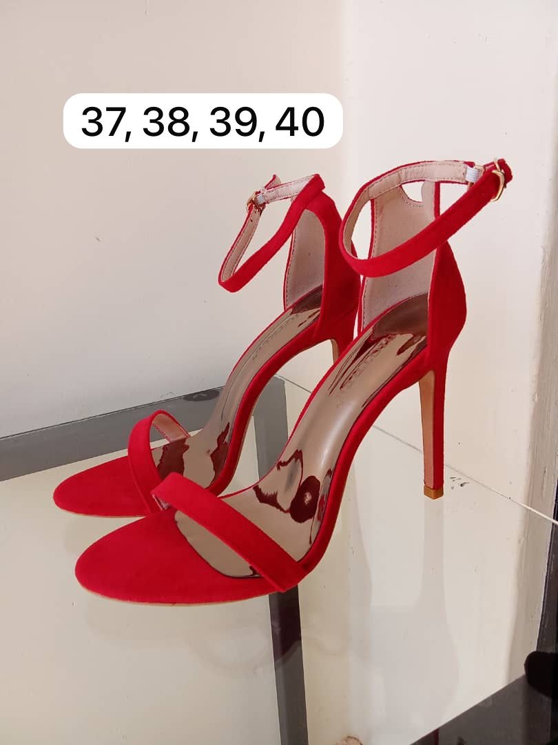 Loki_Megaa's tweet photo. Who says luxury has to be expensive👀 Stunning heels now MK80,000 only

We send countrywide 👉🏾customer covers transport cost 
@CollectionJn is located inArea 49

Call: 0884426757 | 0996089633
#Collectionjn
#shopwithjn https://t.co/2lSPYoKgOv