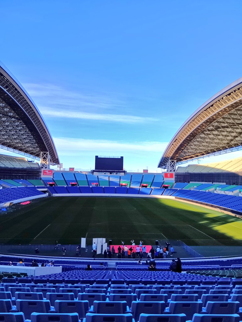 ats43's tweet image. 埼玉スタジアムの地下アイドルイベント、めちゃくちゃ面白そうだな。。場所の無駄遣いこんなことある？？