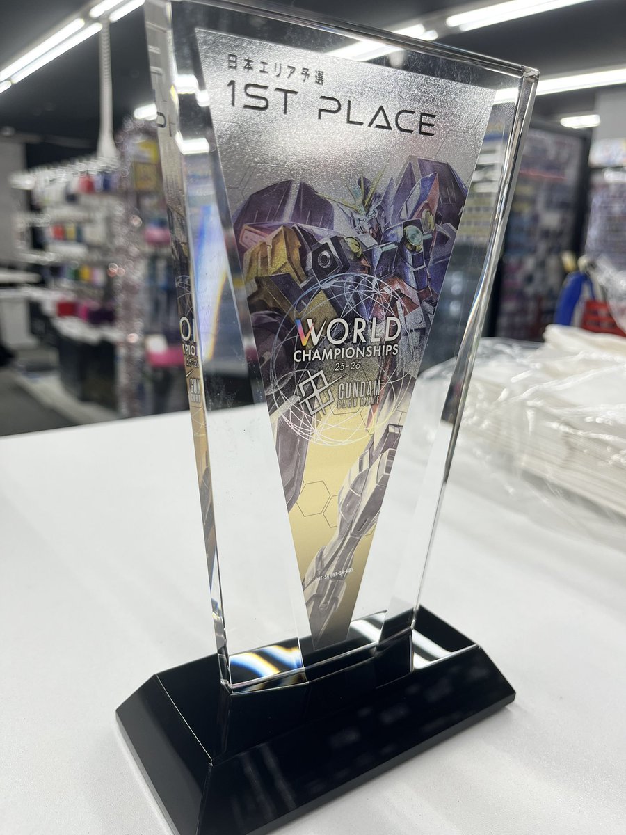 店舗情報】 ガンダムカードエリア優勝者のかたからトロフィーお預かり