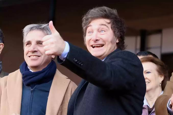 L'Argentine entre la prise de pouvoir de Javier Milei et aujourd'hui :

Croissance: -1.6% en 2023, +4.5% en 2025

Inflation: 211% en 2023, 31% en 2025

Taux de pauvreté: 42% en 2023, 28% aujourd'hui 

Dette publique: 88% du PIB en 2023, 78% aujourd'hui

Un véritable miracle en