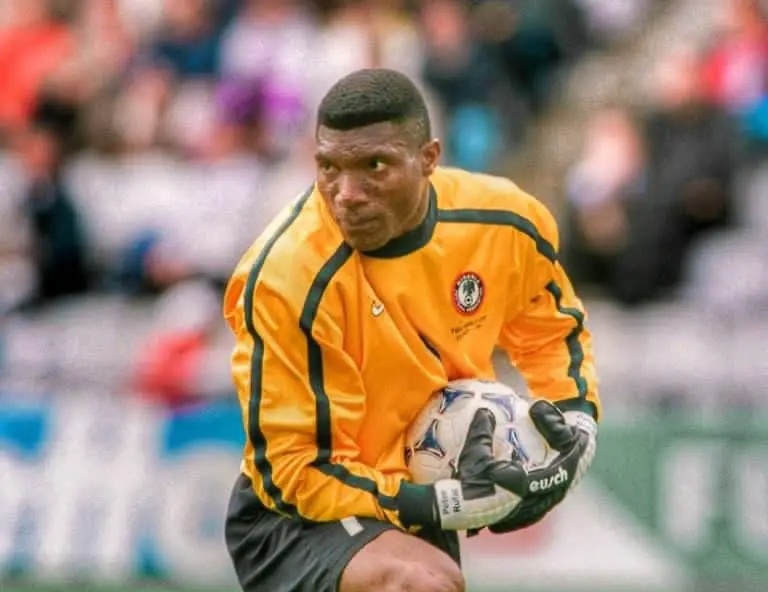 Este mes de julio también nos dejó Peter Rufai, el príncipe portero nigeriano que jugó en España para el Hércules y el Deportivo de la Coruña.