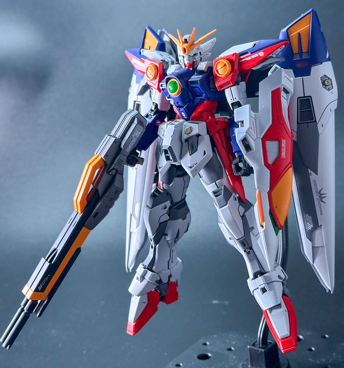 RG ウイングガンダムゼロ  全塗装
見本カラーよりも青のトーンを落とし、逆に赤と黄色をビビッド寄り塗装にしました。バーニアの完成度が凄まじい2025年ベストRGでした！
#ガンプラ #ガンダムW