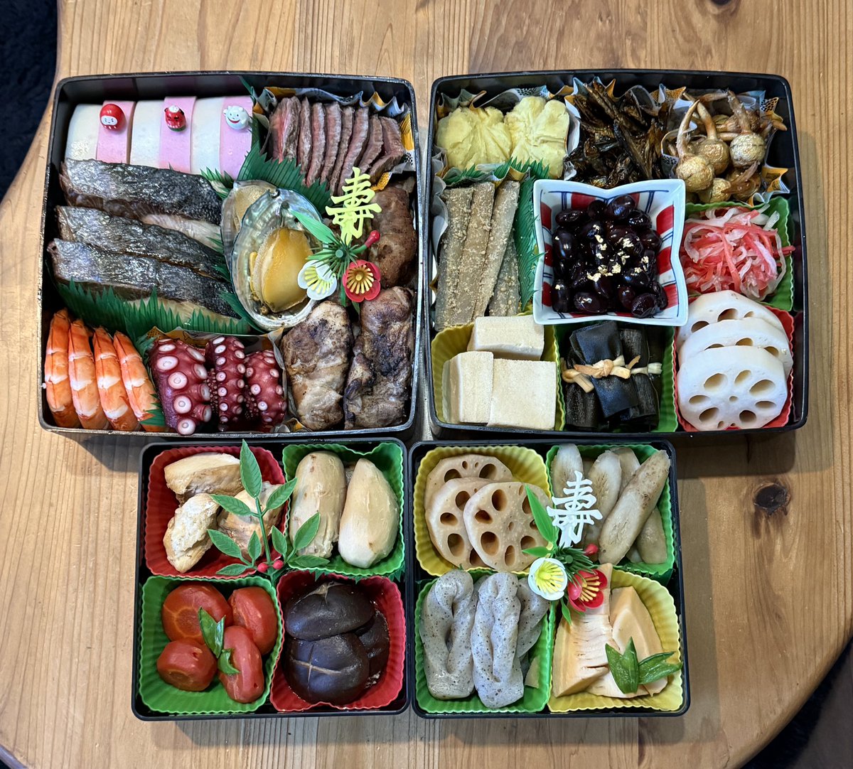 お正月への気合がおかしい人の、おせち完成‼️\( ˆ0ˆ )/
ちゃんと作るのは、数年ぶりだけど、やっぱおせちはテンション上がる〜💕
あとは紅白見ながら年賀状の宛名書きして、元旦に初詣行ったら、三が日はこれで食っちゃ寝食っちゃ寝するのだ\(≧∀≦)/
皆様も良いお年をお迎えください♫