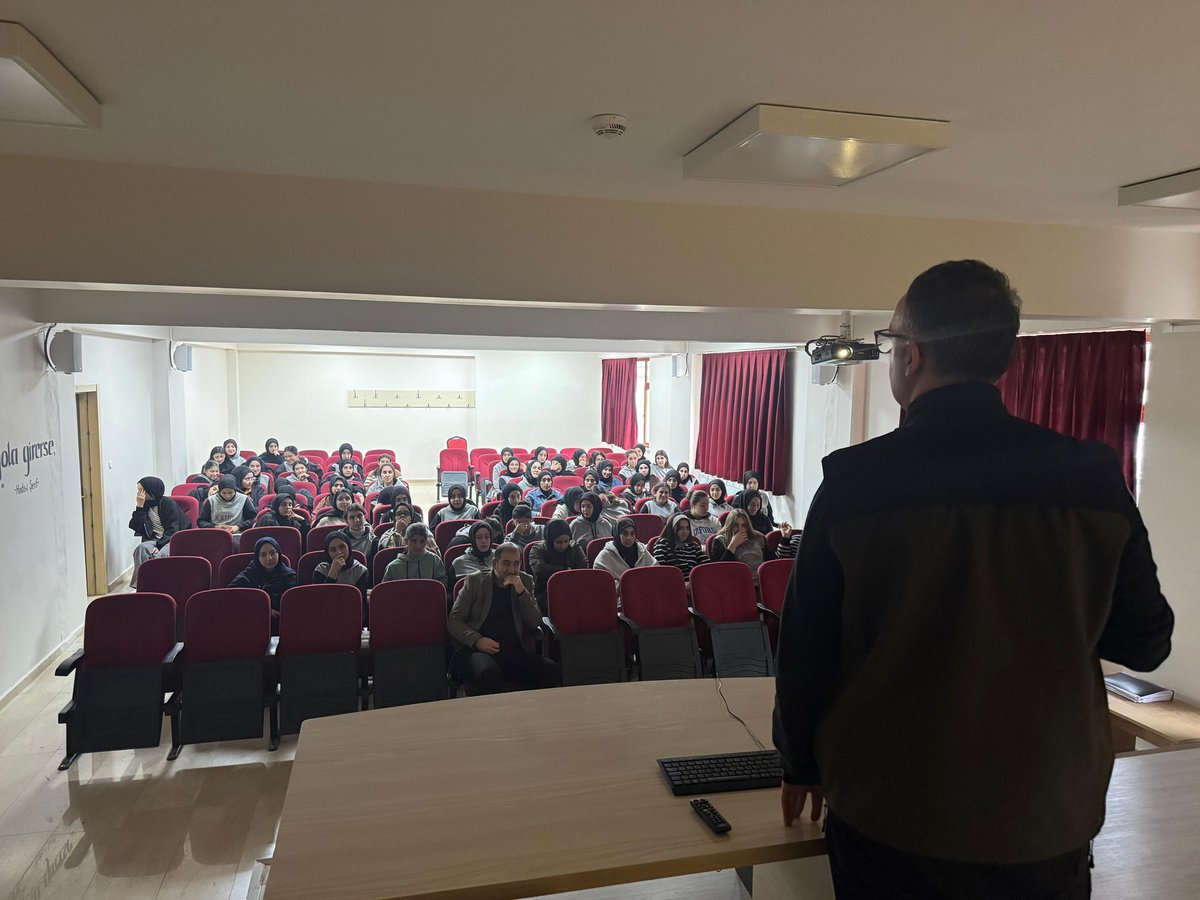 Muş İl Milli Eğitim Müdürlüğü AR-GE birimi tarafından yürütülen 1071’den 2071’e Yeşil Muş Yeşil Vatan Projesi kapsamında Muş Orman İşletme Müdürlüğü ile Nizamımülk Kız Anadolu İmam Hatip Lisesi’nde Ormanların Korunması ve Muş’taki Orman Varlığı konulu seminer programı