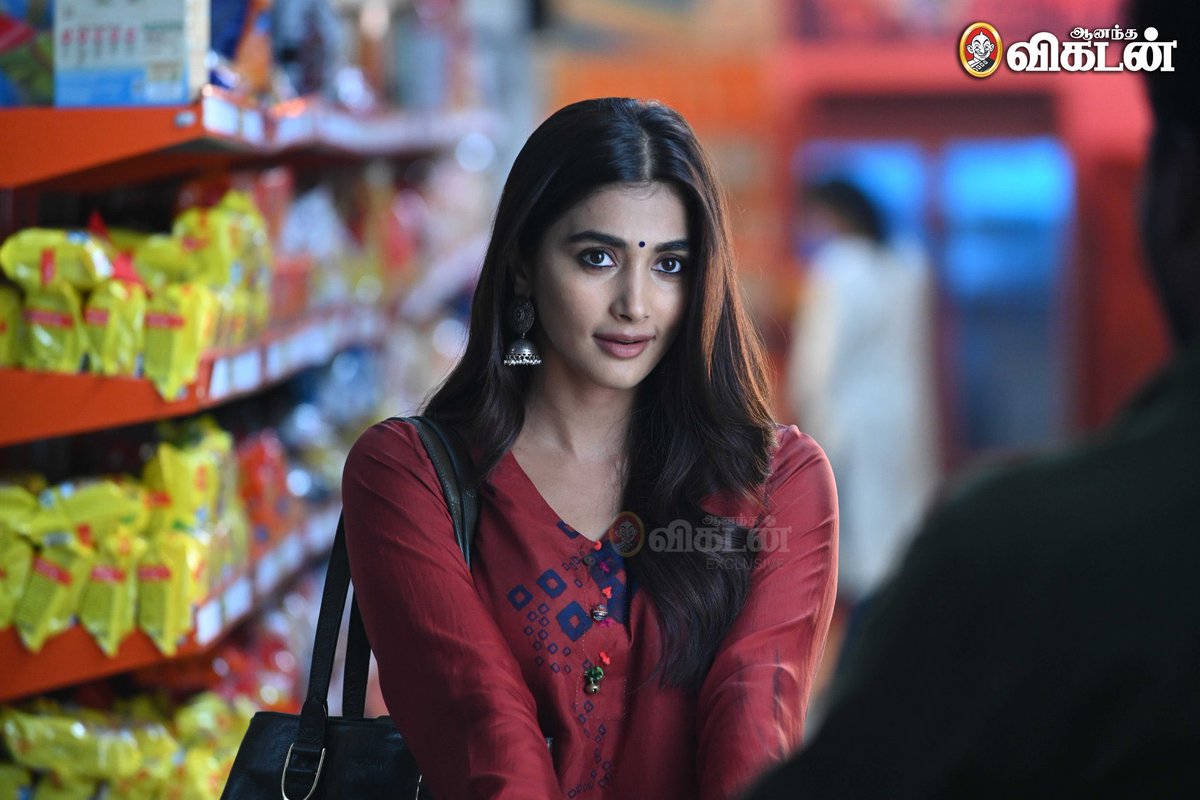 Mooninred_off's tweet photo. The Beautiful Diva @hegdepooja from the Sets of #JanaNayagan #JanaNayakuduFromJan9 #JanNetaFromJan9
#MoonInRed #ThalapathyVijay #MoonInRedAwards #HVinoth #Exlcusive https://t.co/GCuknJzfPV