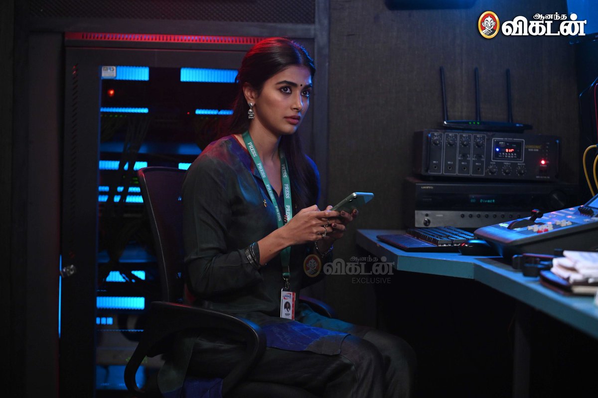 Mooninred_off's tweet photo. The Beautiful Diva @hegdepooja from the Sets of #JanaNayagan #JanaNayakuduFromJan9 #JanNetaFromJan9
#MoonInRed #ThalapathyVijay #MoonInRedAwards #HVinoth #Exlcusive https://t.co/GCuknJzfPV